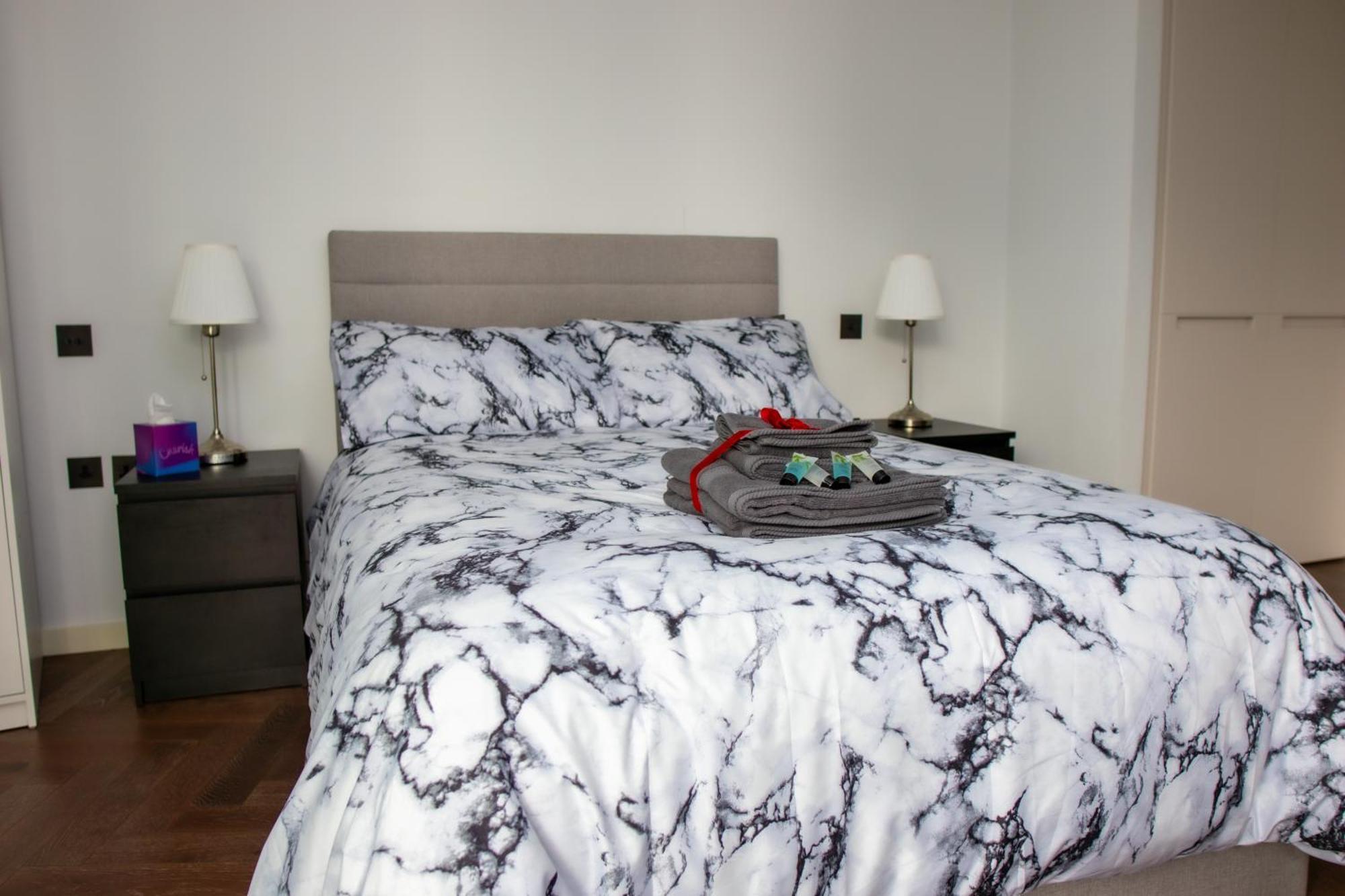Luxury Steps From Battersea Power St And Close To Victoria & Chelsea Londra