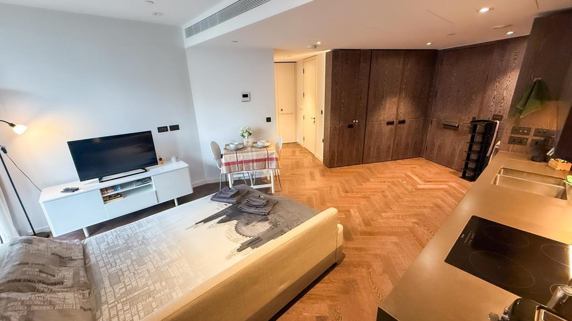 Luxury Steps From Battersea Power St And Close To Victoria & Chelsea *